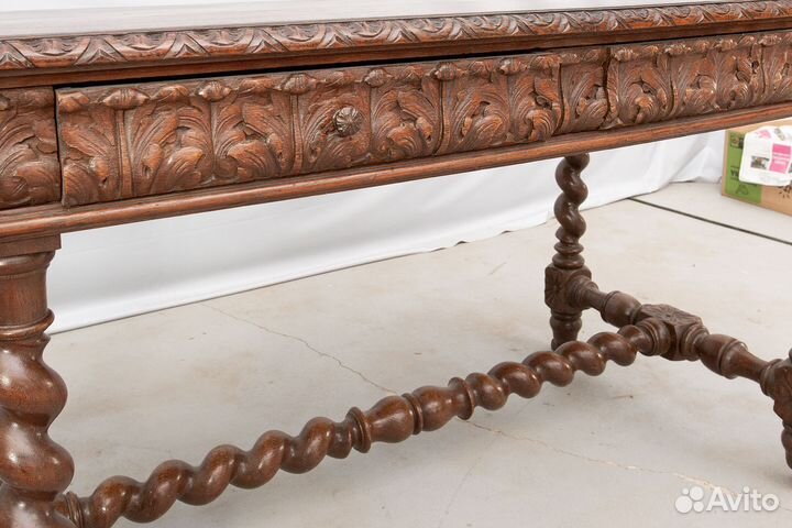 Старинный письменный стол в стиле Генриха II