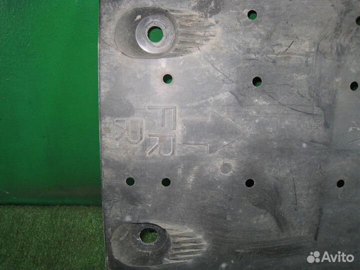 Защита днища правая Toyota Auris E18 2015