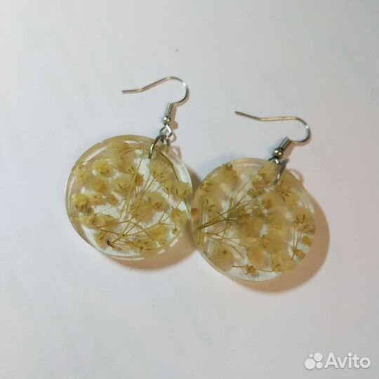 Серëжки из смолы с гипсофилой