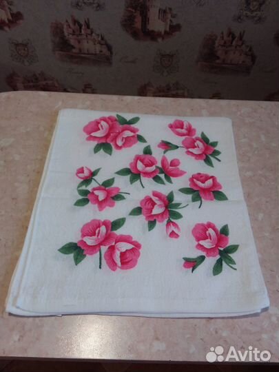 Полотенца разные и фартук. Новые