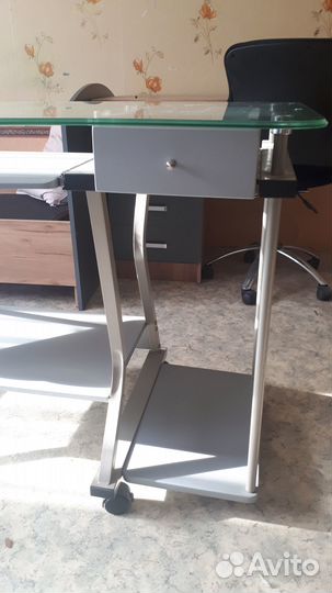 Письменный стол со стеклянной столешницей