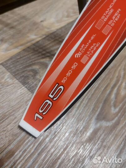 Лыжные ботинки и лыжи