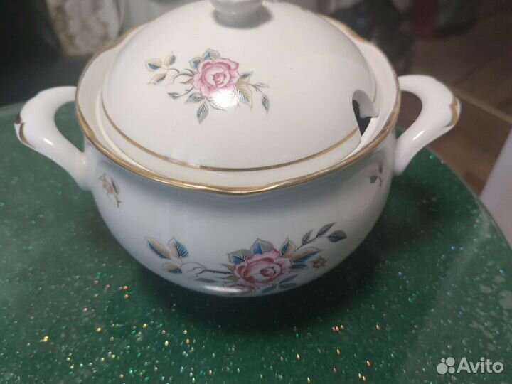 Супница с крышкой