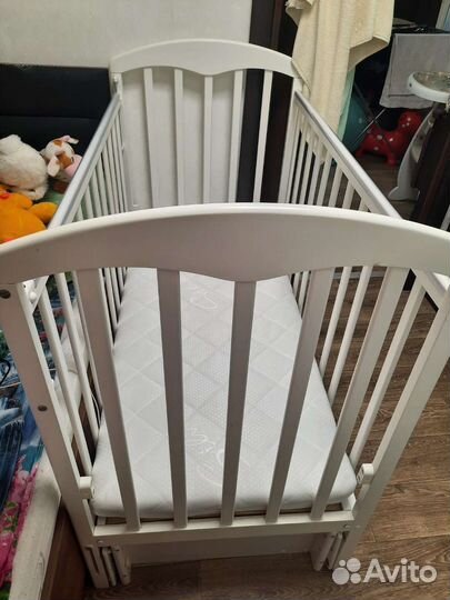 Детская кроватка с маятником и ящиком