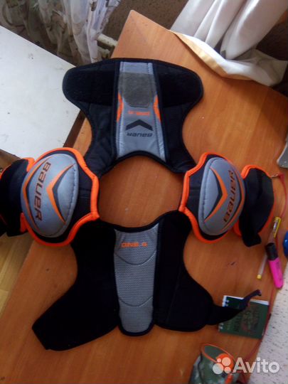 Хоккейная форма. Нагрудник,шорты,шлем