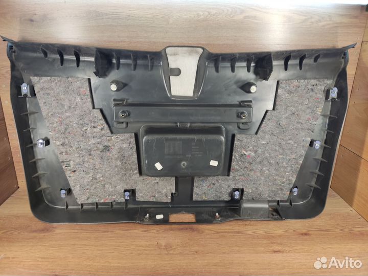 Обшивка крышки багажника Opel Zafira B 13131334