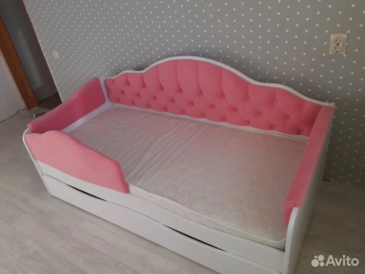 Выдвижная двухъярусная кровать с мягкой спинкой