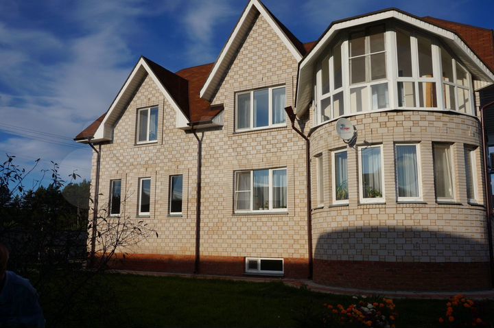 Коттедж 271 м² на участке 13,5 сот.