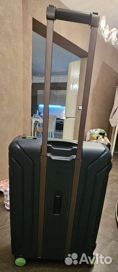 Чемодан на колесах большой пластиковый