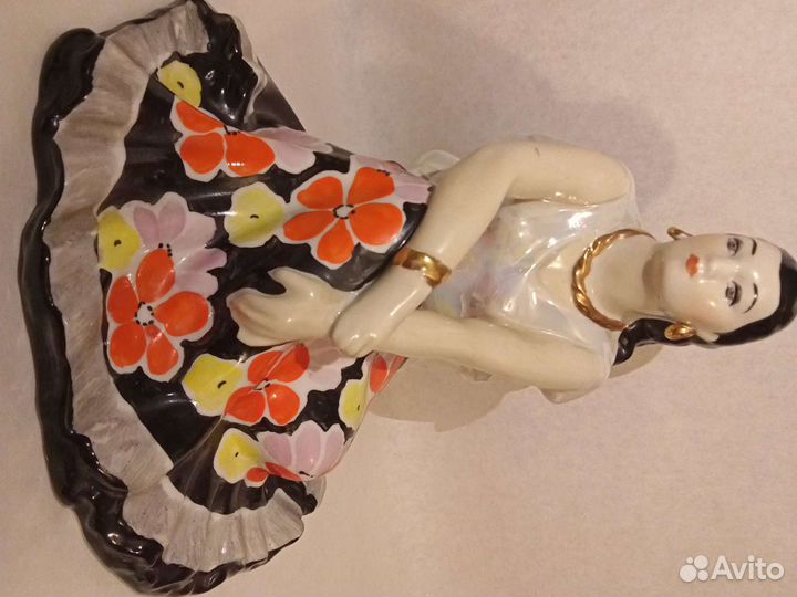 Фарфоровая статуэтка