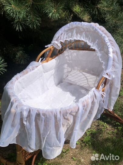 Люлька колыбель плетеная с 2 комплектами белья