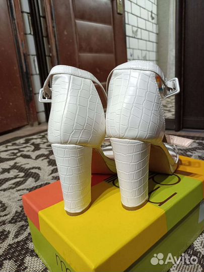 Босоножки женские 40 размер новые белые