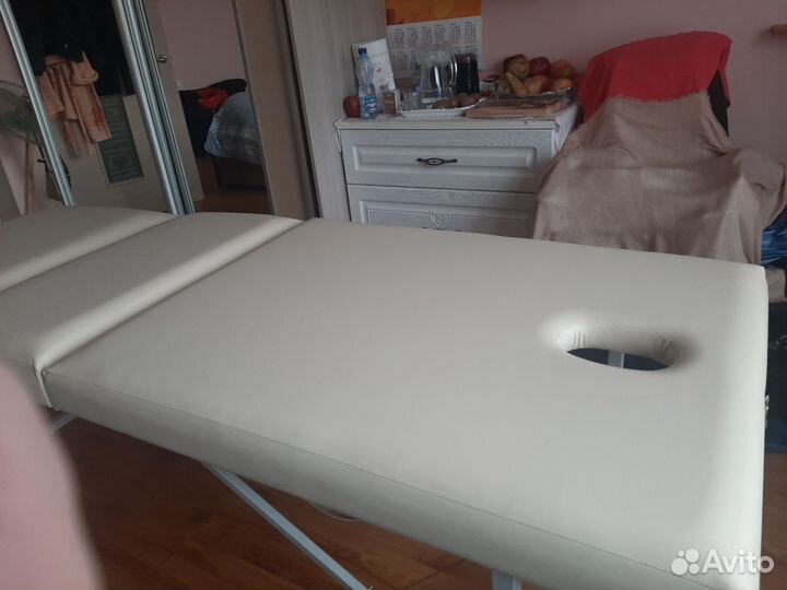 Новая добротная массажная кушетка