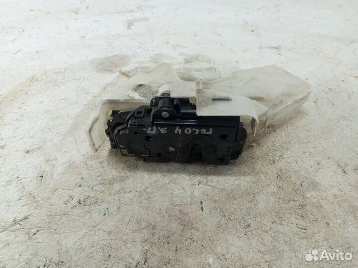Замок двери задний правый Volkswagen Polo хетчбэк