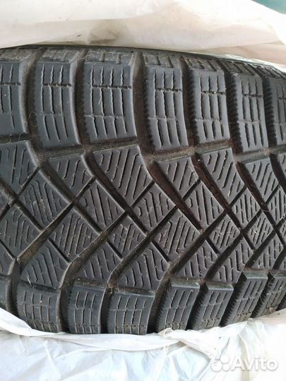 Pirelli Ice Zero FR 215/65 R17