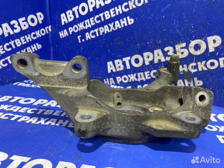 Передний правый поворотный кулак Nissan Teana J32