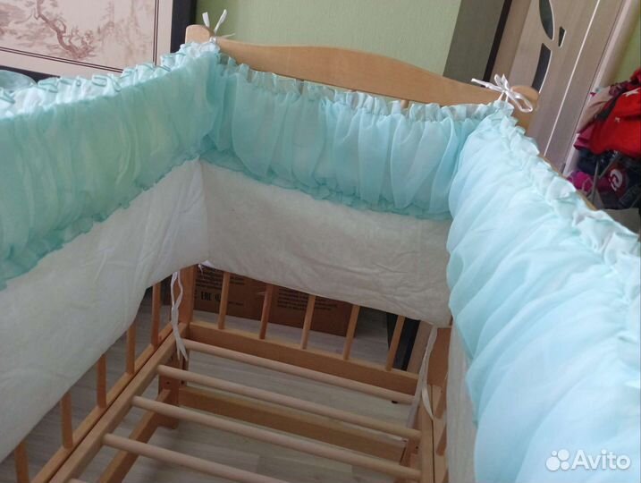 Детская кроватка с маятником и бортиками