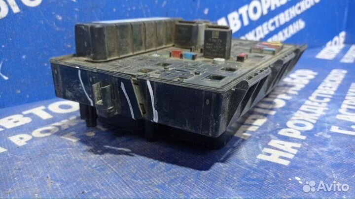 Блок предохранителей под капот Opel Astra H