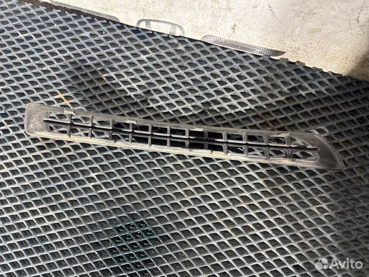 Решетка бампера передняя левая Volvo Xc90