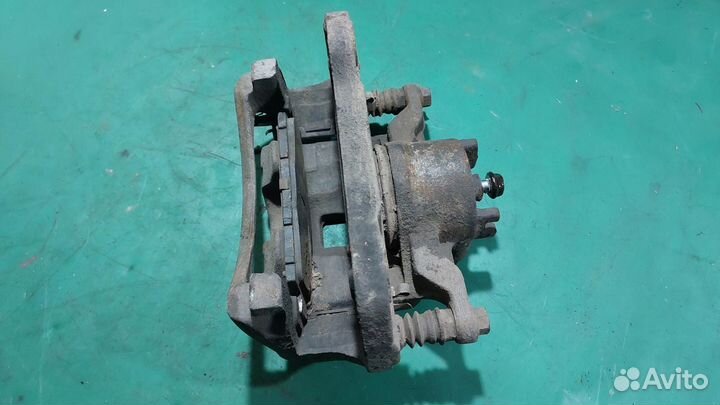 Суппорт передний L PS2 mitsubishi Pajero Sport (2008-2017)