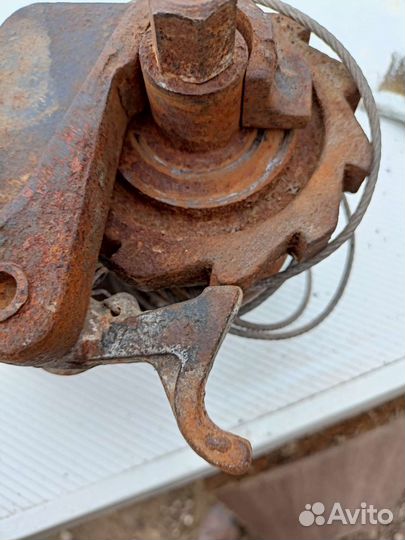 Лебедка запасного колеса