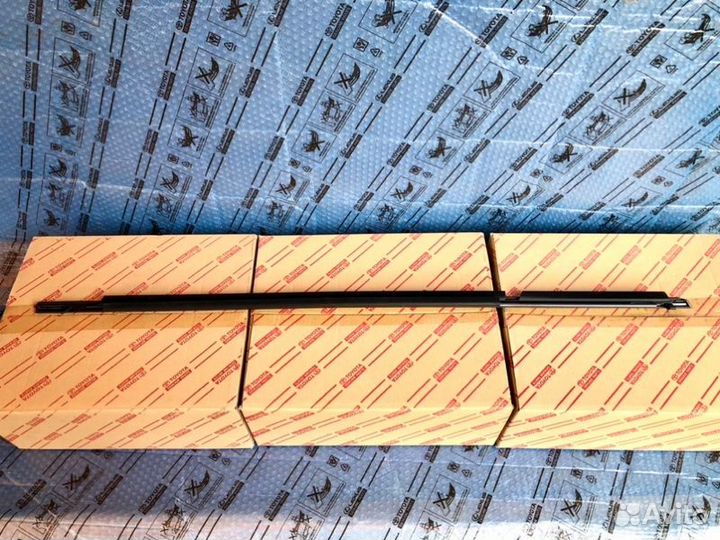 Молдинг двери задний правый Toyota Rav4 XA50