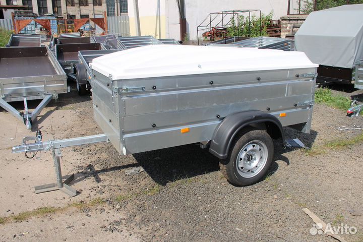 Прицеп с высоким бортом и крышкой