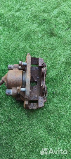 Передний левый суппорт Jaguar XJ X300