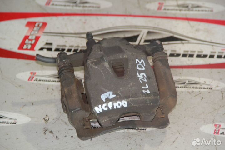 Суппорт перед право c Toyota Ractis NCP100 1NZ-FE