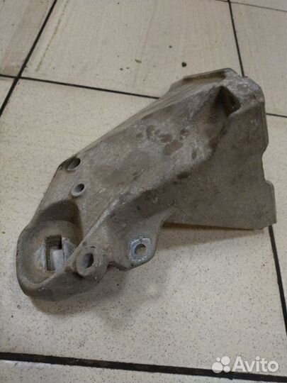 Кронштейн двигателя правый Audi 100 AAR 1994