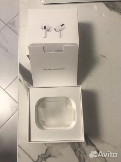 Коробка на AirPods