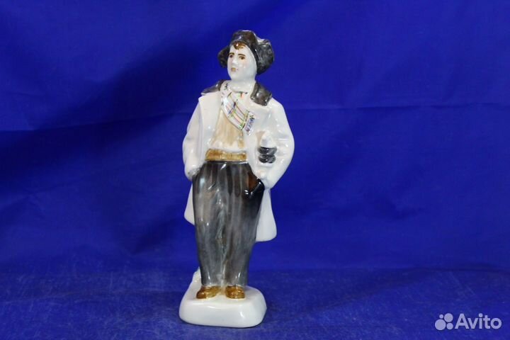 Статуэтка фарфоровая Мальчик с коньками Паренек