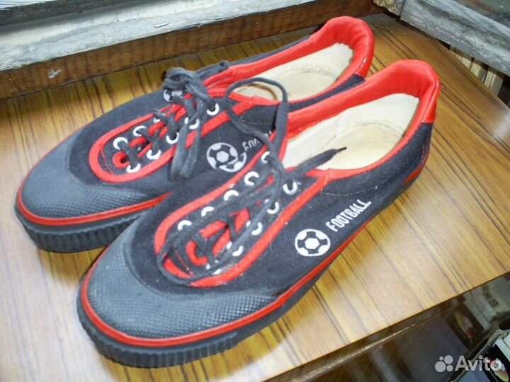 Футбольные бутсы новые р.42