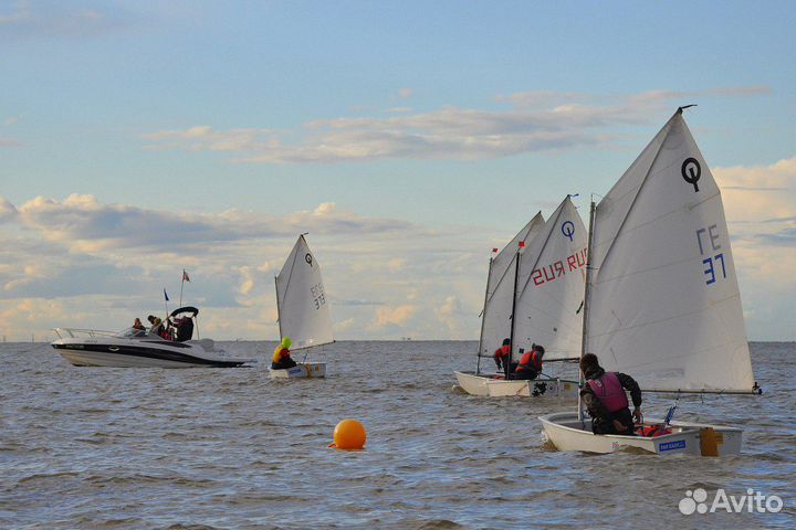 Обучение хождения на маленькой яхте - швертботе