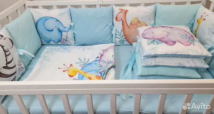 Бортики в детскую кроватку с панельками и пледиком