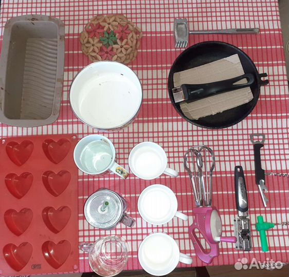 Сковорода, взбивалка, кружки,формы для выпечки