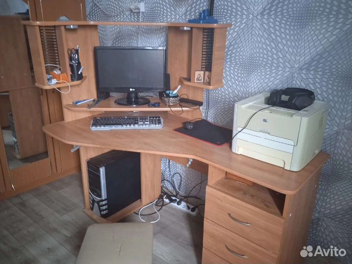 Компьютерный стол