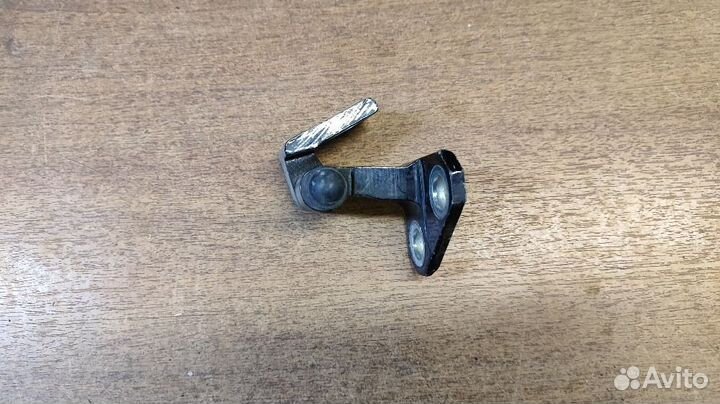 Петля двери задней левой верхняя VW Passat B7