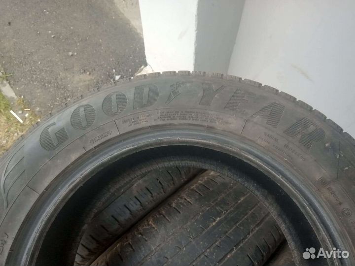 Goodyear EfficientGrip 235/65 R17