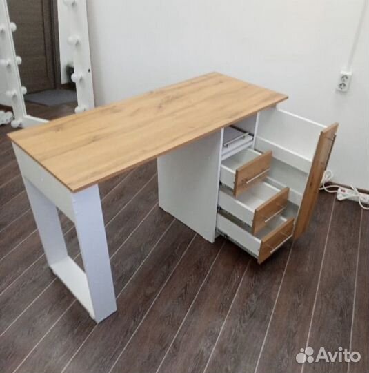 Маникюрный стол с вытяжкой