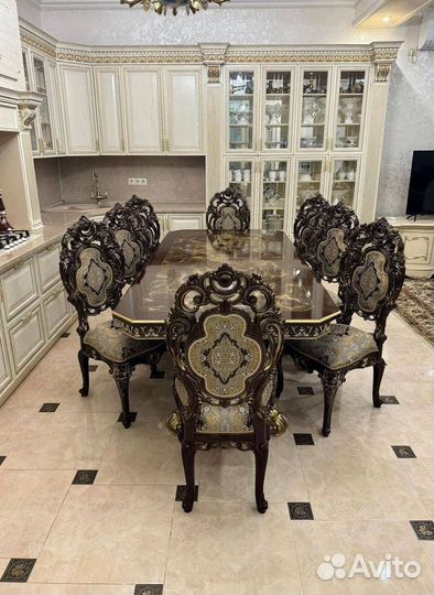 Кухонный стол и стулья комплект