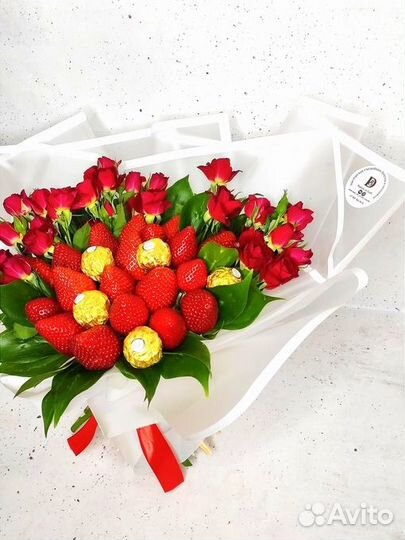 Букет из клубники, шоколада и роз 