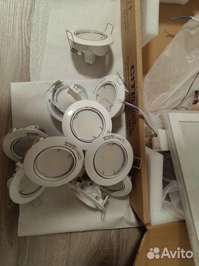 Продам две люстры и 11 точечных светильников