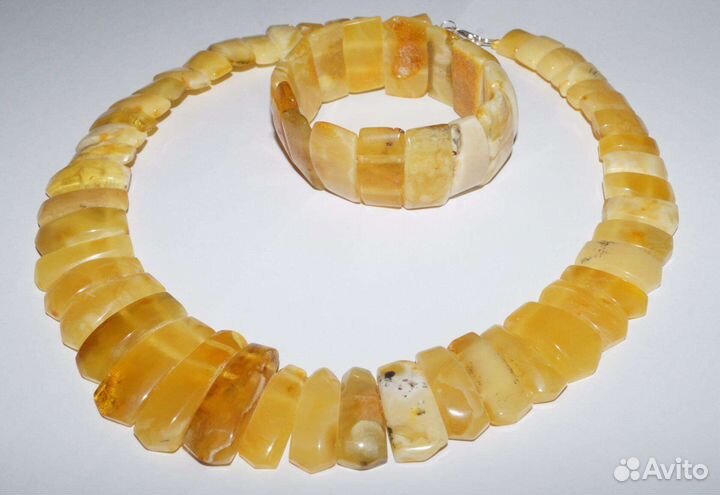 Комплекты и колье из королевского белого янтаря