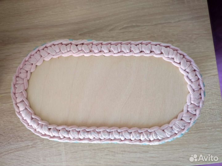 Корзина из трикотажной пряжи и букет