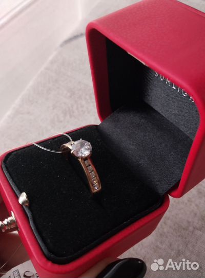 Золотое кольцо с фианитами 585