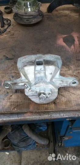 Суппорт передний левый тойота камри 50