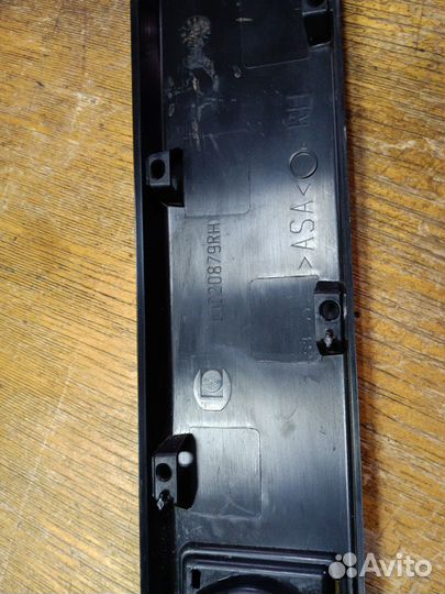 Накладка правого рейлинга Renault Duster