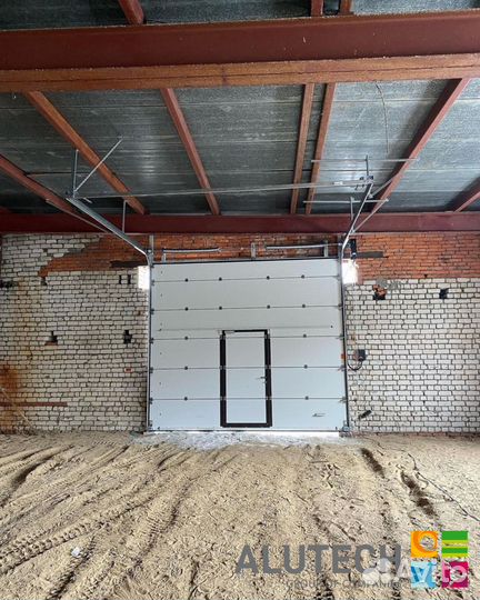 Секционные ворота для гаража alutech