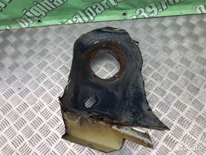 Стакан передний правый Mercedes-Benz S124 M102.982